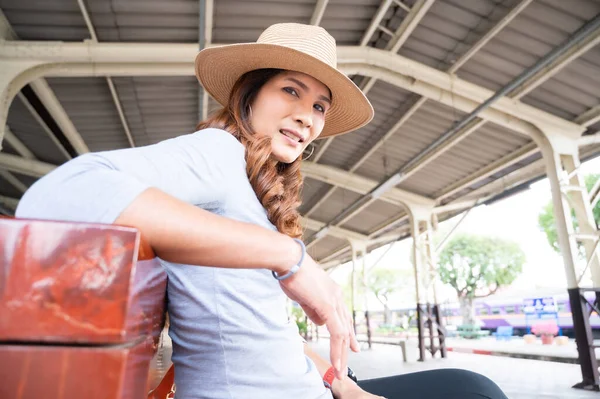 stock image Asian woman with Nakhon Lampang railway station, Lampang province.