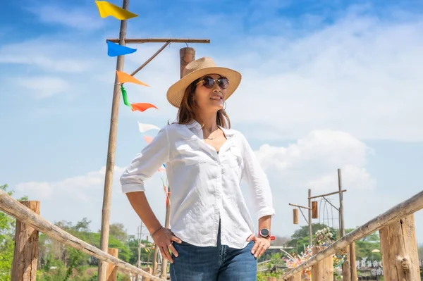 Asian Woman Wooden Bridge Background Lampang Province — Stock fotografie