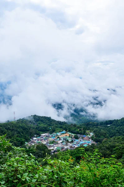 チェンマイ県土井サプププイ国立公園の山の景色を望むモンヒル族の村 — ストック写真