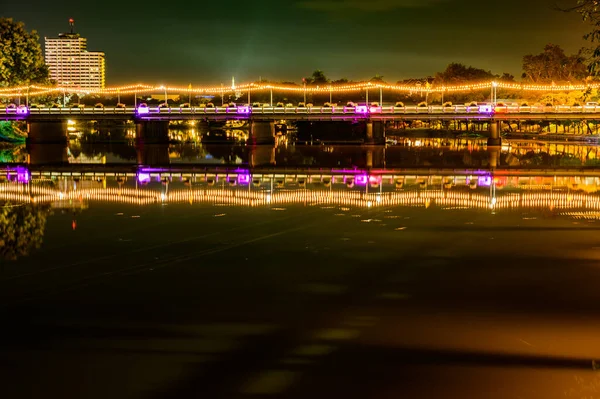 泰国清迈夜间与平江的Nawarat桥 — 图库照片