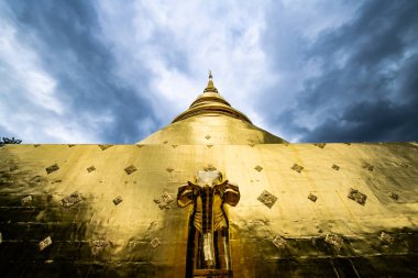 Tayland Phra Singh tapınağındaki altın pagoda.