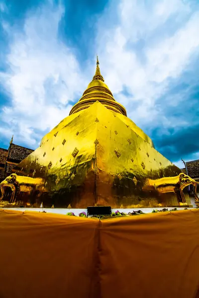 Χρυσή Παγόδα Στο Ναό Phra Singh Ταϊλάνδη — Φωτογραφία Αρχείου