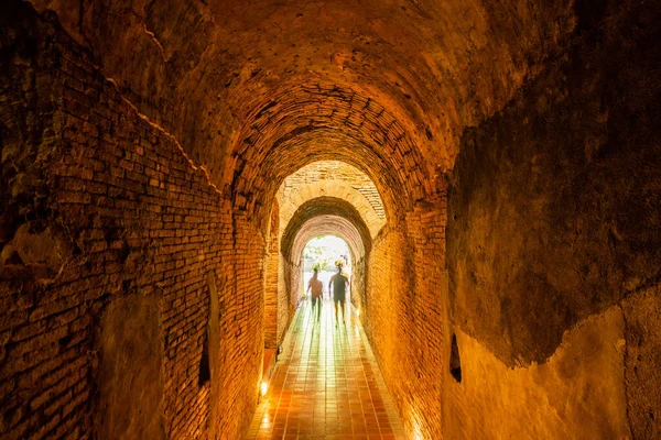 Umong Tapınağı 'nın antik tüneli, Tayland.