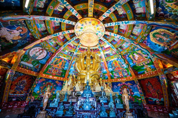 Buddhova Socha Zasazená Krásné Kopuli Thajsko — Stock fotografie