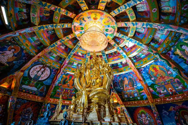 Statua Buddha Incastonata Nella Bellissima Cupola Thailandia — Foto Stock
