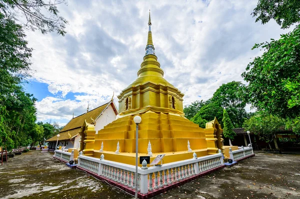 Golden Pagoda Wat Phrathat Phu Khwang Phu Kam Yao District — Zdjęcie stockowe