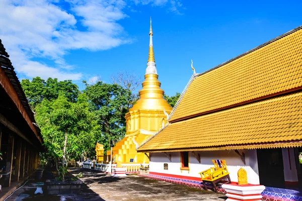 Golden Padoda Wat Phra Phu Khwang Phayao Province — Zdjęcie stockowe