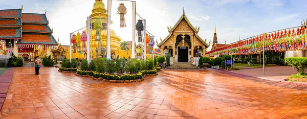 Lamphun Tailandia Octubre 2020 Vista Panorámica Phra Hariphunchai Pagoda Con —  Fotos de Stock