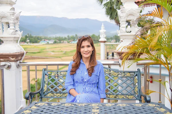 Chica Tailandesa Vestido Azul Con Fondo Campo Arroz Wat Phuket — Foto de Stock