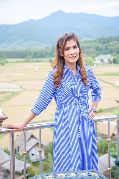 Chica Tailandesa Vestido Azul Con Fondo Campo Arroz Wat Phuket — Foto de Stock