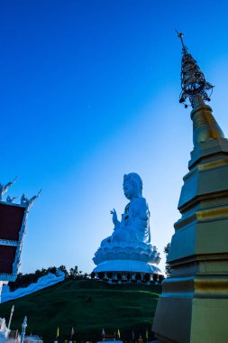 Tayland 'daki Hyuaplakang Tapınağı' nda Tayland tarzı kilisesi olan Guan Yin heykeli..