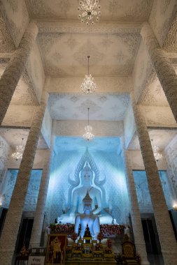 Tayland 'daki Hyuaplakang Tapınağı' ndaki Beyaz Buda heykeli..