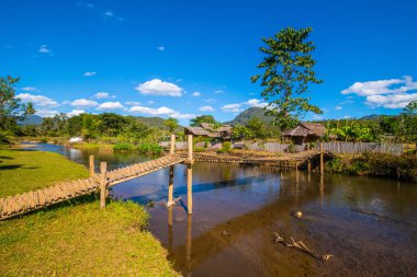 Tayland 'ın Chiangmai bölgesindeki Mueang Khong bölgesinde küçük kanalı olan bambu köprüsü..