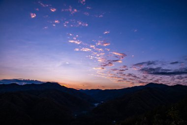 Wat Phrathat Doi Leng 'in Tayland manzaralı sisli dağ manzarası.