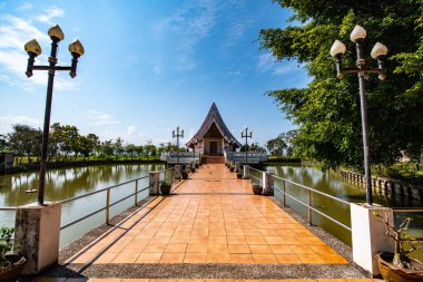 Si Khom Kham tapınağındaki göletteki kilise, Tayland.