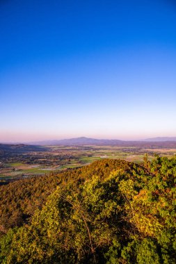 Tayland 'ın Wiang Papao semtindeki kır manzarası.