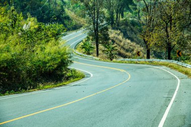 Tayland 'ın boklua bölgesindeki dağda yol.