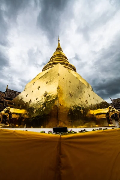 Tayland Phra Singh Tapınağındaki Altın Pagoda — Stok fotoğraf