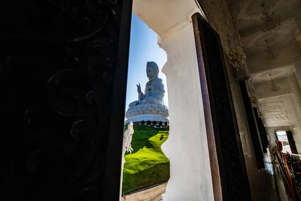 Guan Yin Statue Fensterrahmen Thailand — Stockfoto