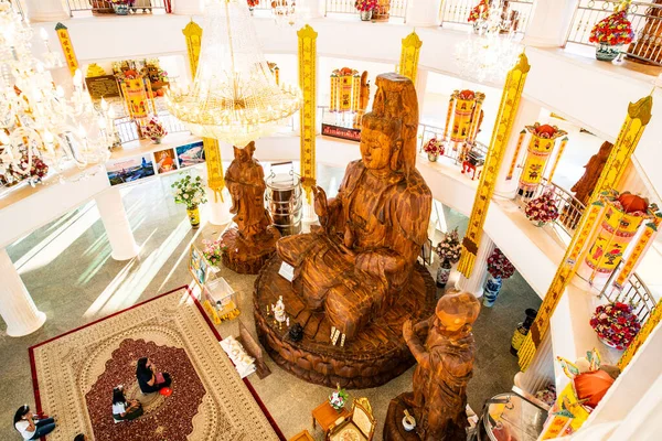 Estátua Guan Yin Feita Madeira Templo Hyuaplakang Tailândia — Fotografia de Stock