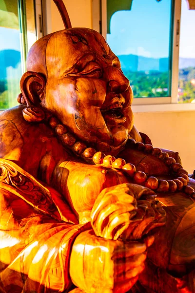 Статуя Монаха Пхра Сангчхай Дерева Тайском Городе Хюаплаканг — стоковое фото