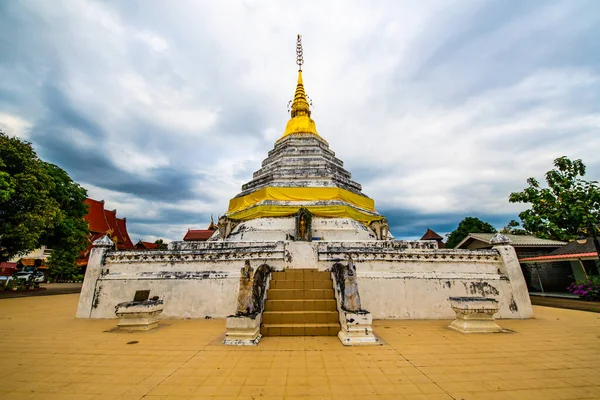 泰国Wat Laung寺的白色宝塔 — 图库照片