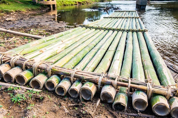 Tayland 'ın Mueang Khong bölgesindeki nehrin kıyısında bambu botu..
