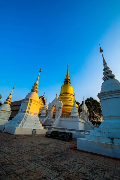 Suan Dok Temppeli Eveninissä Thaimaassa — kuvapankkivalokuva