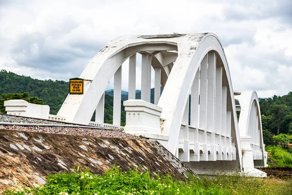 Pont Blanc Dessus Rivière Mae Tha Thaïlande — Photo