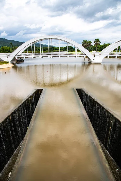 Ponte Bianco Sopra Fiume Mae Tha Thailandia — Foto Stock