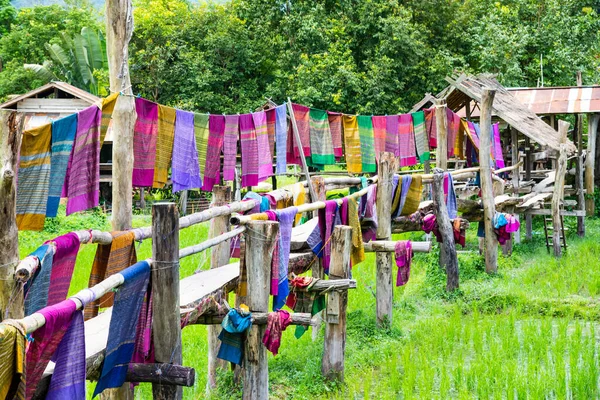 Nan Eyaleti 'nin Pua Bölgesi' nde pirinç tarlası olan kuzeyli kumaşı..