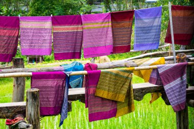 Nan Eyaleti 'nin Pua Bölgesi' nde pirinç tarlası olan kuzeyli kumaşı..