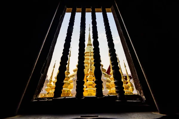 Ancient Golden Pagoda Wooden Balustrade Foreground Wat Phan Tao Chiang — Foto Stock