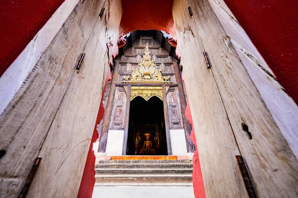 Ancient Wooden Door Old Church Wat Phan Tao Chiang Mai — Foto de Stock