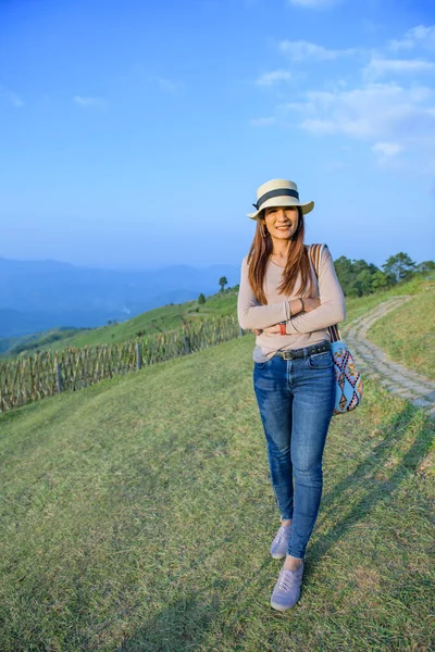 Žena Turistka Doi Chang Mup Pozadí Provincii Chiang Rai Thajsko — Stock fotografie