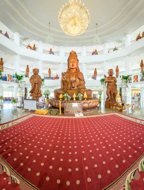 CHIANG RAI, THAILAND - 19 Temmuz 2020: Huay Pla Kang Tapınağı 'ndaki Tahta Guanyin Heykeli Panorama Manzarası.