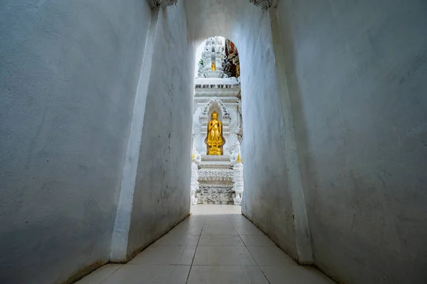 ラムフン州サンパヤンルアン寺院の寺院の入り口と黄金の仏像 — ストック写真