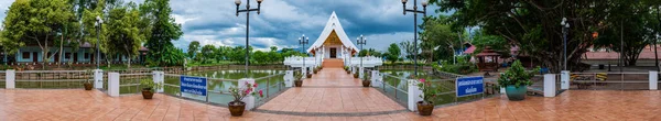 パヤオ2020年7月19日 Kom Kham寺院の池にあるLanna Style Church — ストック写真