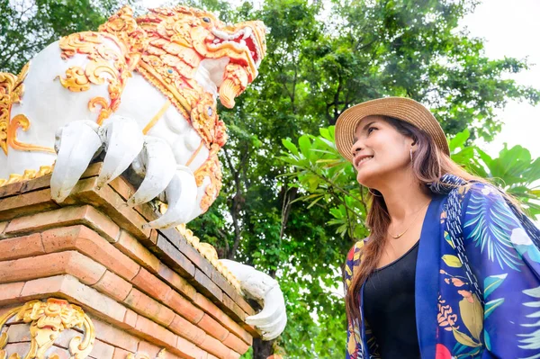 Женщина Путешественник Wat Phra Песня Pee Nong Background Чианг Саен — стоковое фото