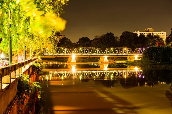 泰国清迈夜间平江铁桥 — 图库照片