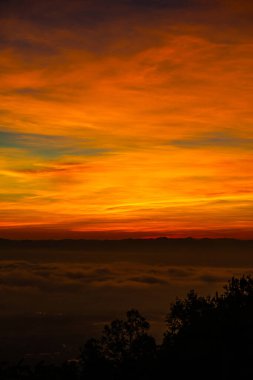 Sabah gökyüzü Chiang Mai şehrinde bulutlu, Tayland.