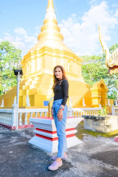タイ人女性観光客とPhrathat Phu Khwang背景 Phayao省 — ストック写真