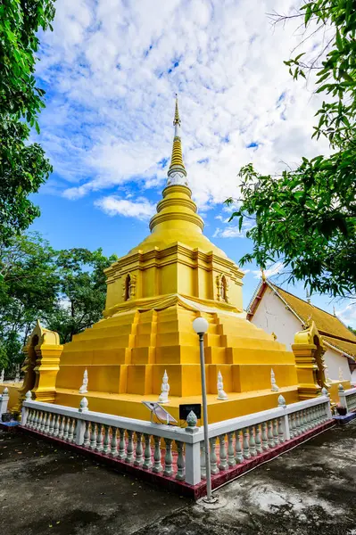 Χρυσή Παγόδα Του Wat Phrathat Phu Khwang Στην Περιφέρεια Phu — Φωτογραφία Αρχείου