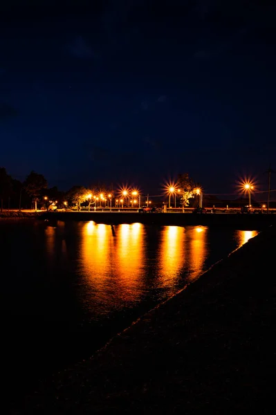 チェンマイ県の日没時の歩道付き貯水池 — ストック写真