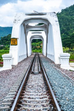 Mae Tha Nehri üzerindeki beyaz köprü, Tayland.