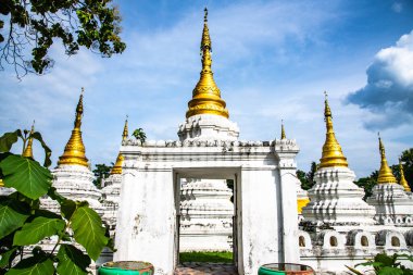 Tayland 'ın Lampang bölgesindeki Chedi Sao Lang tapınağı..