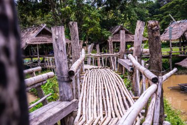 Tayland 'da göleti olan küçük bir köprü..