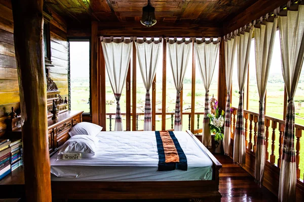 Tayland 'da pirinç tarlasının yanındaki yatak odası..