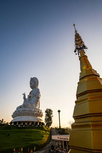 Статуя Гуань Инь Церковью Тайском Стиле Хюаплаканге Таиланд — стоковое фото