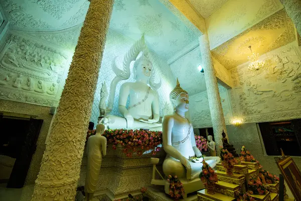 Statua Del Buddha Bianco Nel Tempio Hyuaplakang Thailandia — Foto Stock